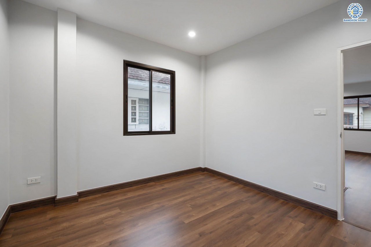 บ้านมือสองตกแต่งใหม่ ม.วรารมย์ เพชรเกษม81 แบรนด์ Q.House รองรับทุกความสุข เนื้อที่ 54 ตร.ว. ฟังก์ชัน 3 ห้องนอน 2 ห้องน้ำ 1 ห้องอเนกประสงค์ จอดรถได้ 1 คัน บนทำเลใกล้ The Mall บางแค และเชื่อมต่อ ถ.พุทธมณฑลสาย4 และ ถ.กาญจนาฯ